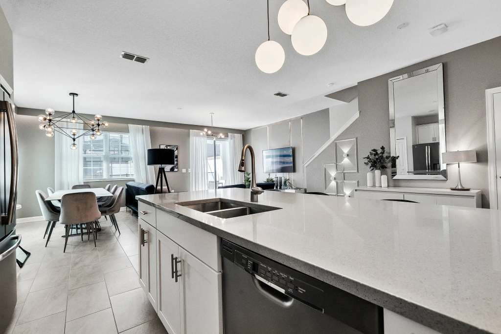 5 Bedrooms 4 Bathrooms Storey Lake 4824 Ml
