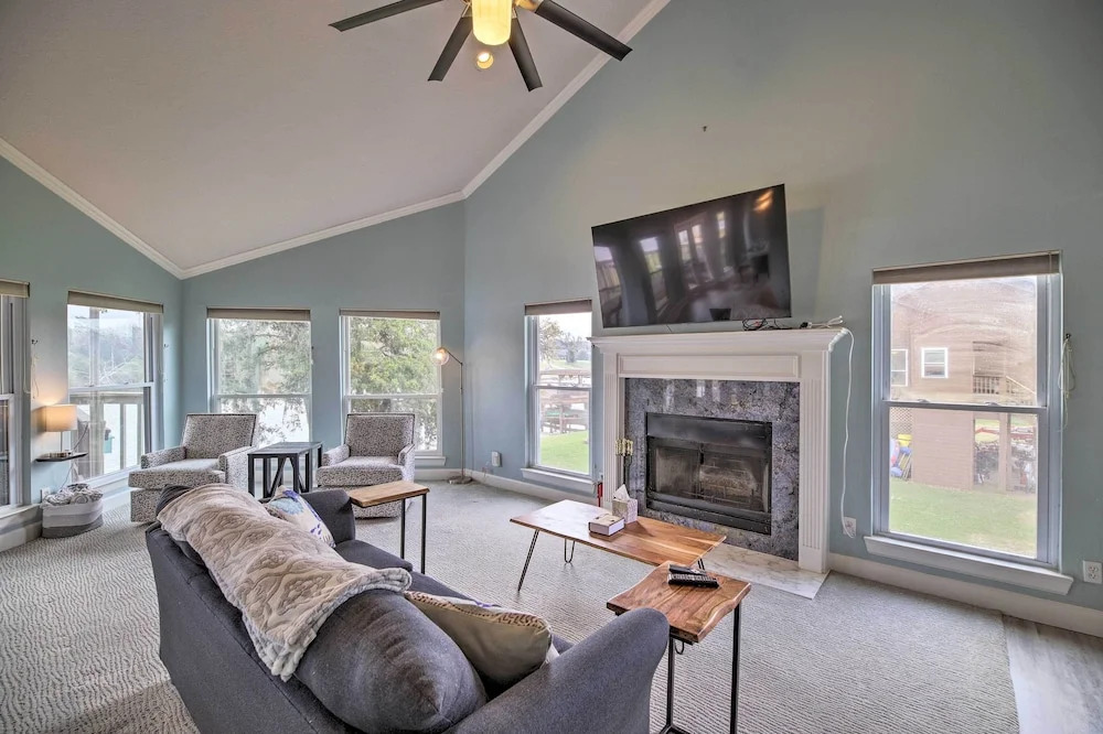 Waterfront San Jacinto River Home w/ Boat Slip!