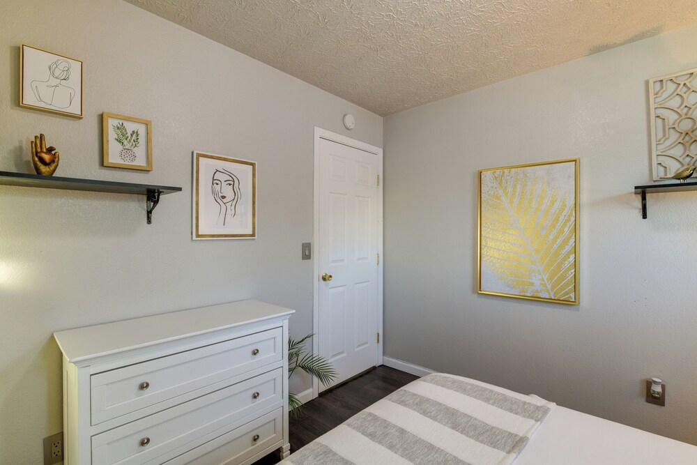 Updated Townhome: Near Airport & Shopping!