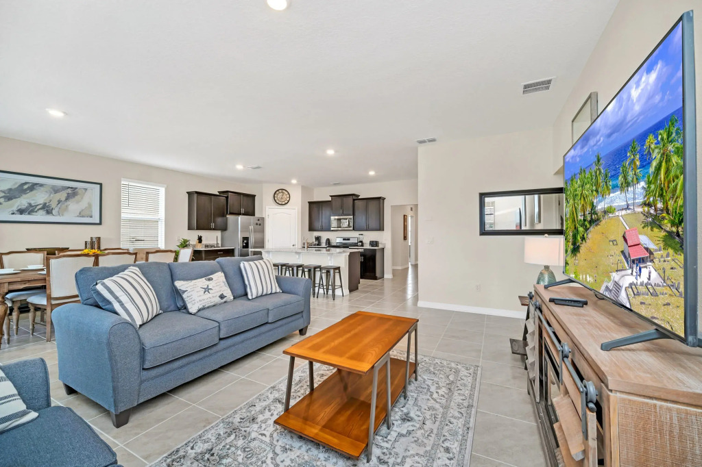 Upstay - Lrg Family Home w Private Pool   Hot Tub, Davenport