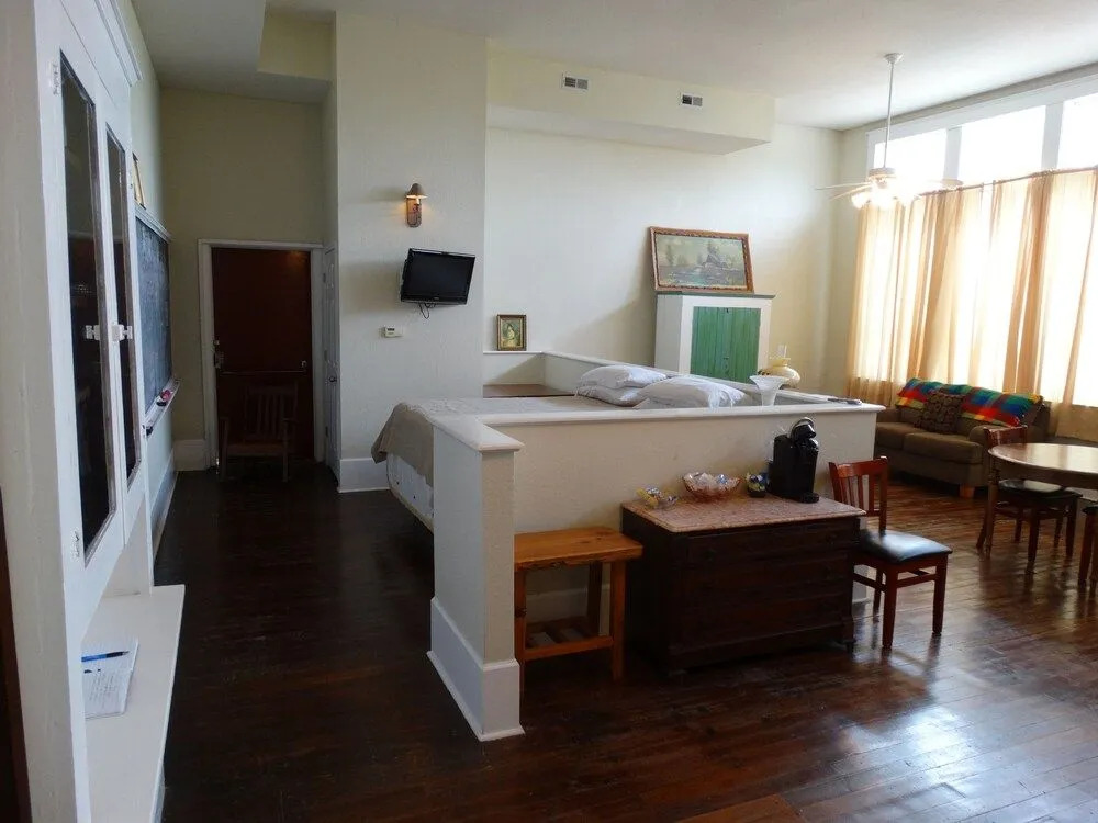 Davie School Inn