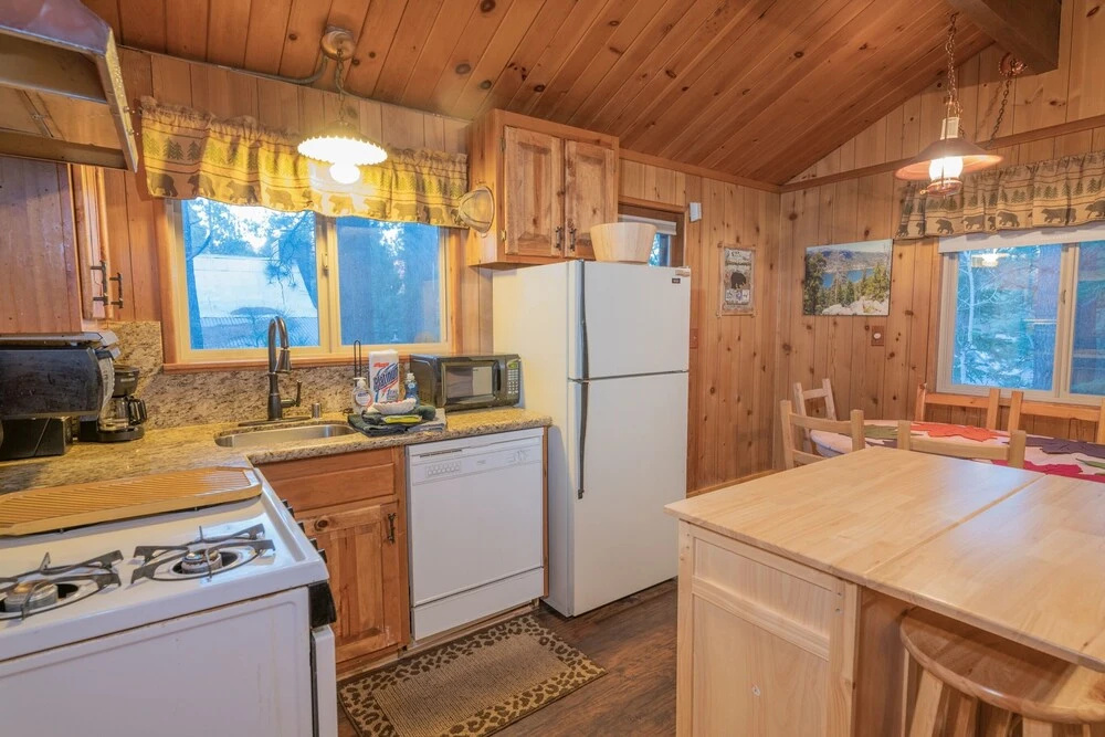 Big Wood Pines - Relaxing Home With A Large Fenced Yard For Your Furry Friends To Enjoy! 3 Bedroom Home