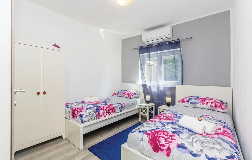 Nice Home in Pinezici with Hot Tub, WiFi & 4 Bedrooms
