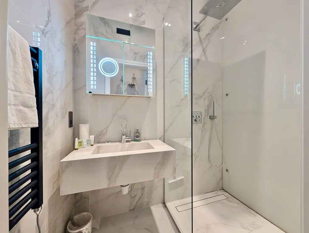 Stylish 1 Bed in SW7 With Private Balcony