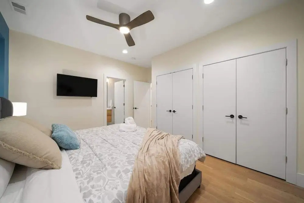 New 3 Bed by United Center w Parking Balcony