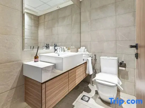 Cozy 1BR w/ Balcony Views Azizi Riviera, Meydan