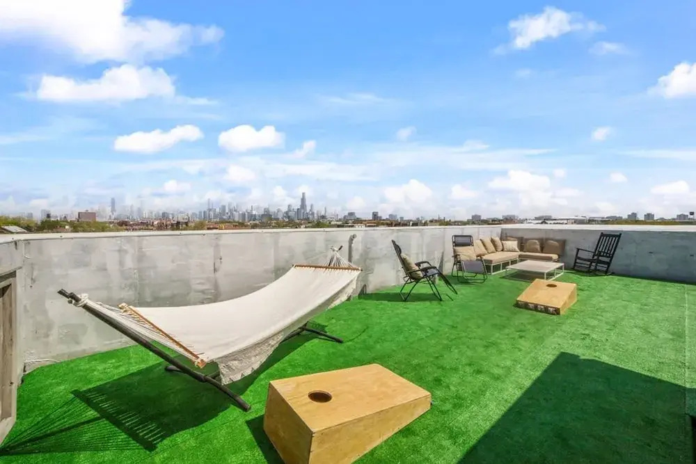 Spacious 4BR 2BA Unit in Ukrainian w 2 Balconies