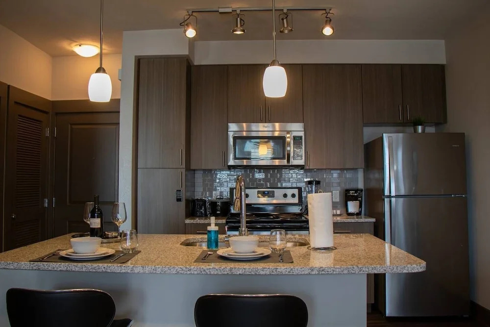 Modern & Private Condo Balcony Great Location