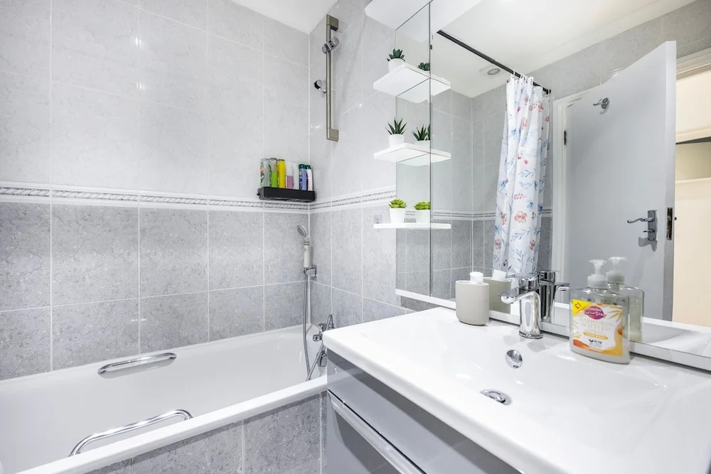 2 Bedroom Charming Family Apartment