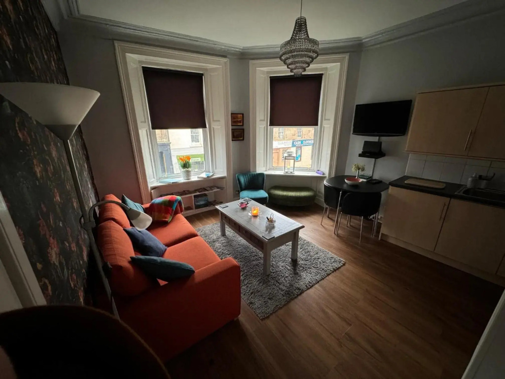 Edinburgh TWO BEDROOM apartment with free side street parking 24 hours