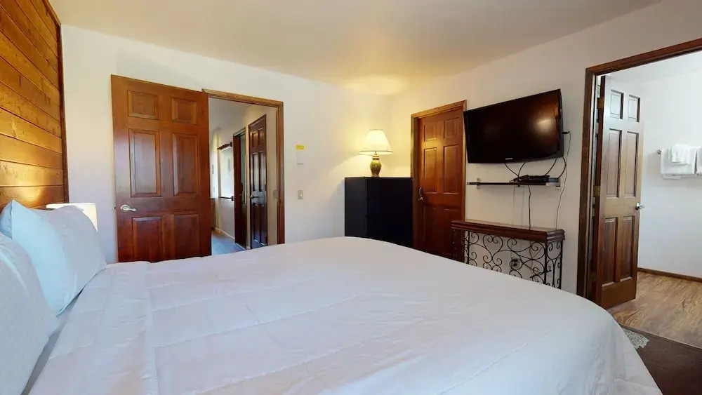Snowflower 20 Pet-Friendly, Spacious Corner Unit With Great Complex Amenities by RedAwning