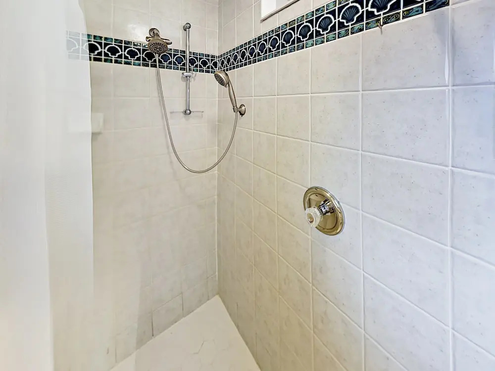 445 Bayshore Drive Home 4 Bedrooms 2 Bathrooms Home