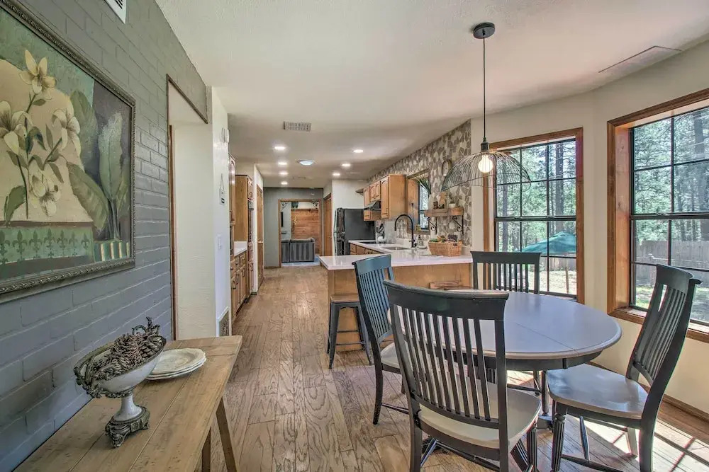 Screened Porch, Fenced Yard: Lakeside Retreat!