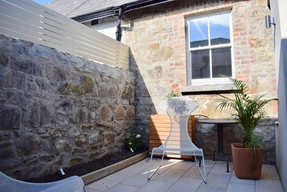 Serene And Modern 2 Bedroom Cottage