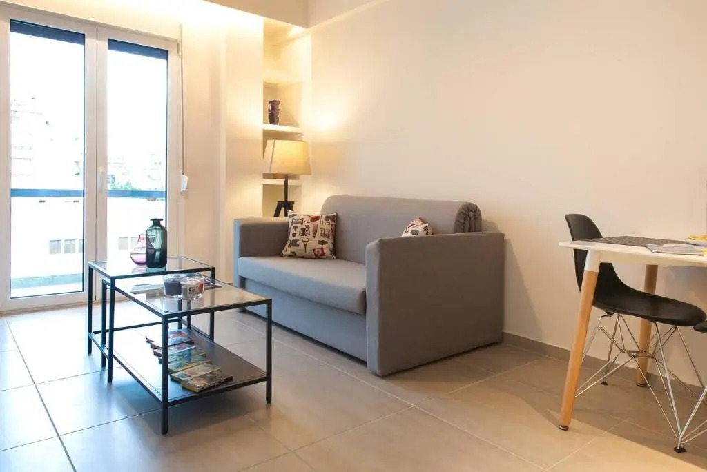 TONI'S Local choice apartment NEXT to Metro