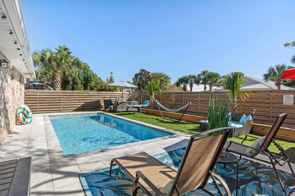 Luxurious Beach House, Private heated pool, Dedicated office, Mins walk to Beach & shops