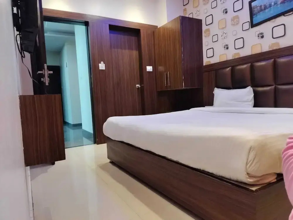 Hotel Golden Crown - 600m to Kashi Vishwanath Temple