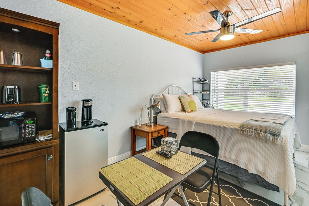 1 Mi to Midtown & Stadium! Couple's Haven in Tampa