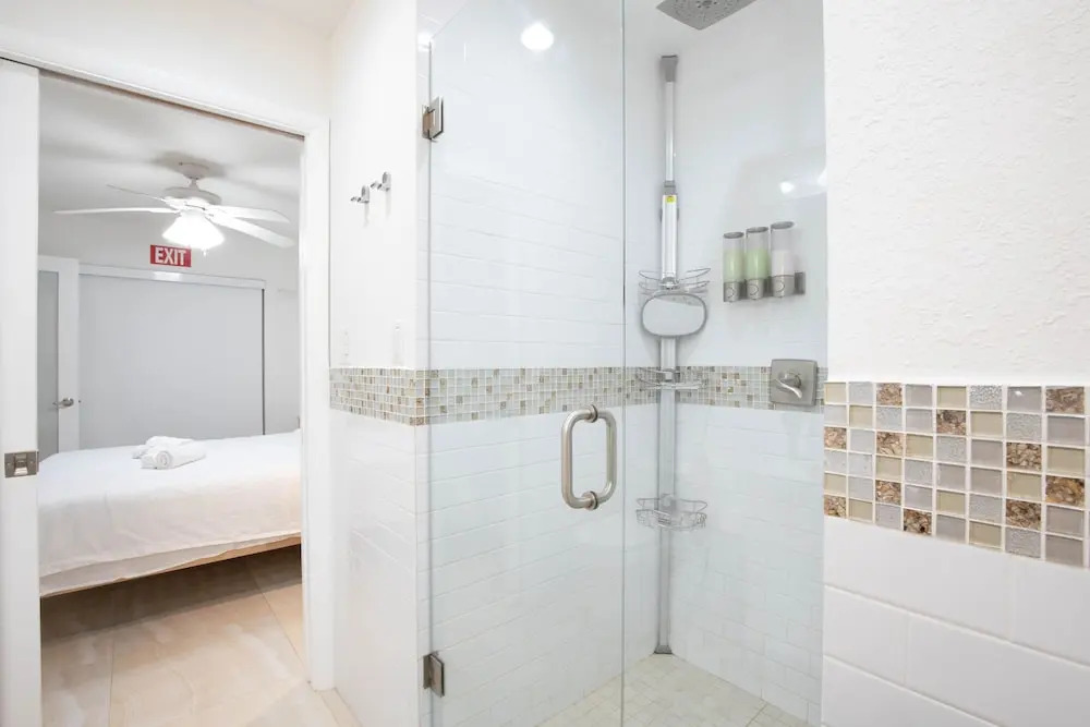 Stunning & Private 5 BDR Canal-front Home w/ Pool!
