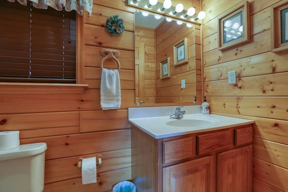 An Amazing View - 4 Bedrooms, 3.5 Baths, Sleeps 10 Cabin by RedAwning