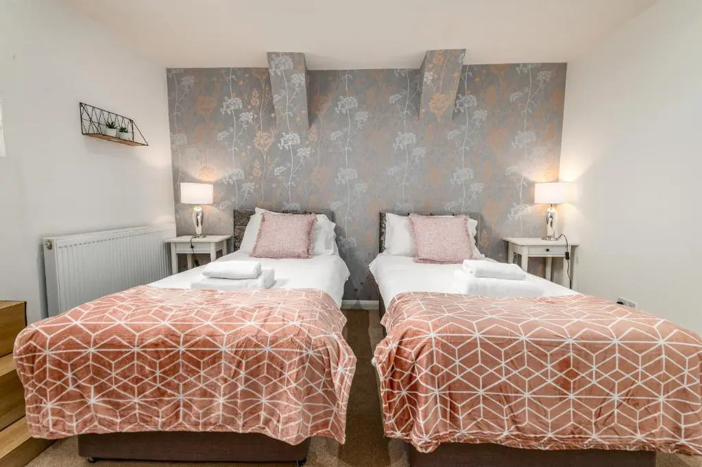 Spacious Contractor House for Large Groups - Private Parking