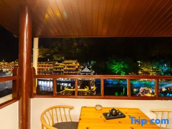 Fengqiao Light Rain; Xingge Li Homestay (Fenghuang Ancient City Fengqiao Store)