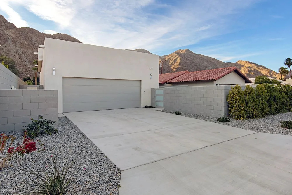 New With Pool + Hot Tub, Close To Downtown 4 Bedroom Home