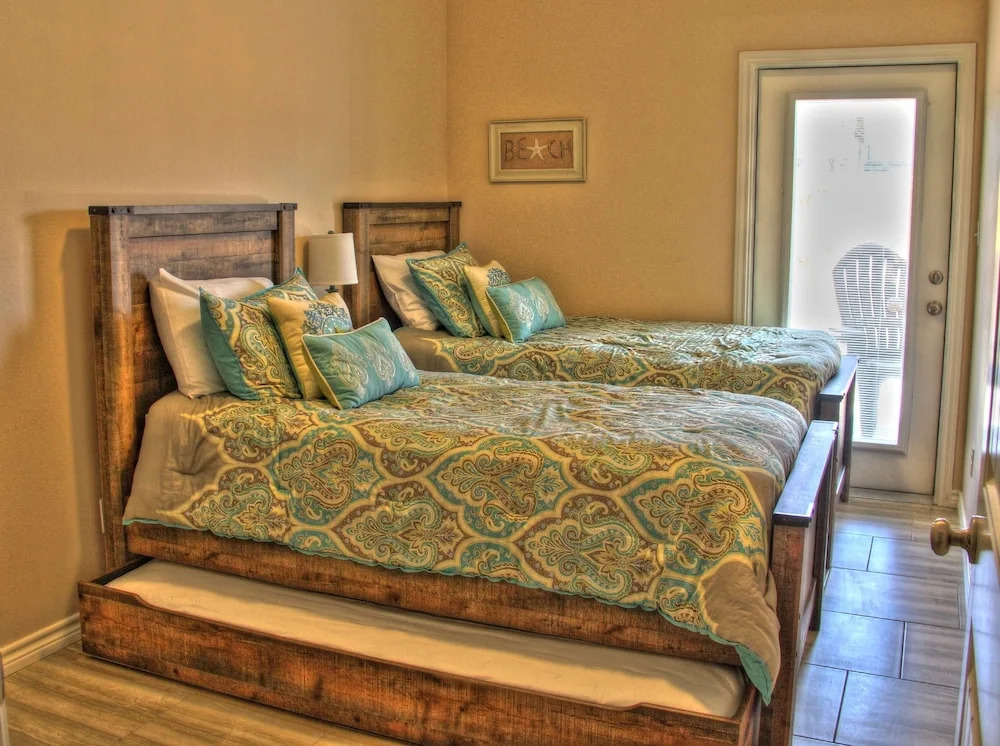 Beachside Bliss Bs404 3 Bedrooms 2.5 Bathrooms Condo