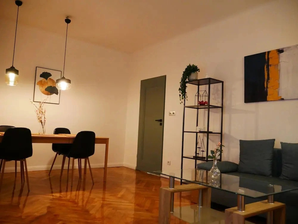 Spacious Designer 4-room Apartment in Center