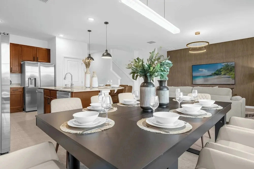 Upstay - Lively Mansion w Pool, Theater, Games