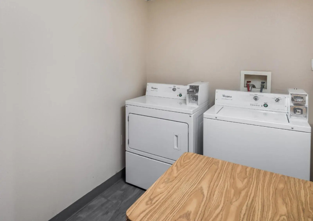 Red Roof Inn & Suites Austin East - Manor