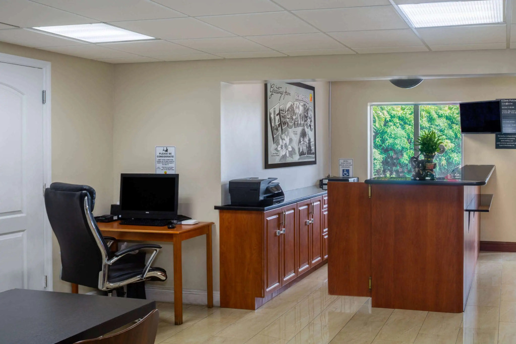 Super 8 by Wyndham Bradenton Sarasota Area