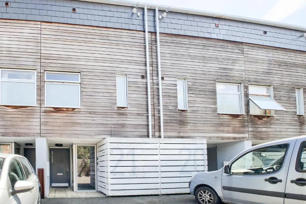 Coventry Luxury Townhouse City Centre Private Parking Sleeps 9 by EMPOWER HOMES rates incl VAT