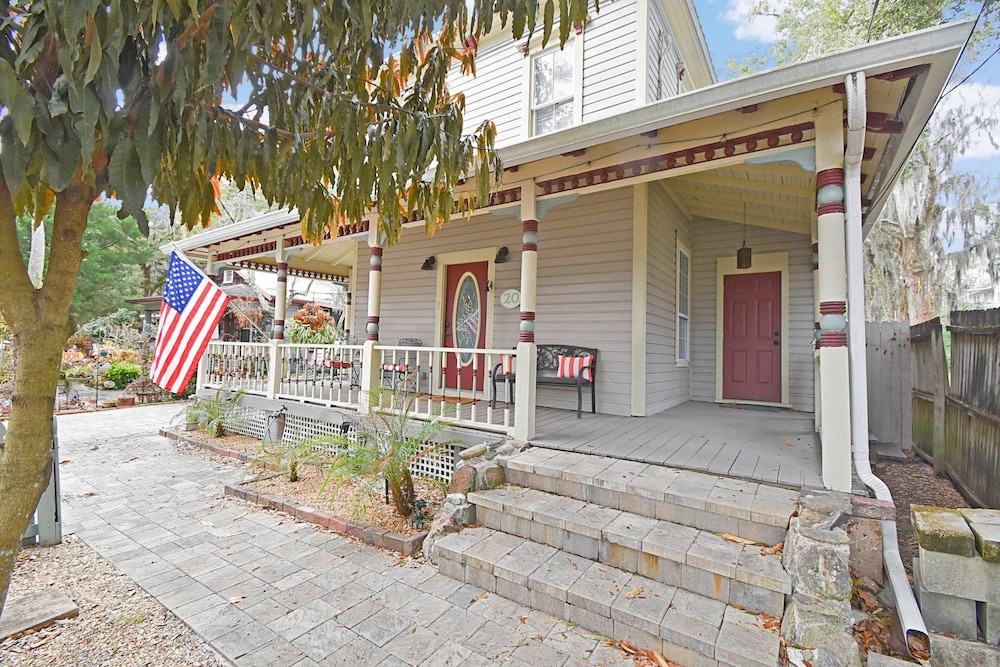 Walk to Downtown Near Beaches Cozy Historic Retreat