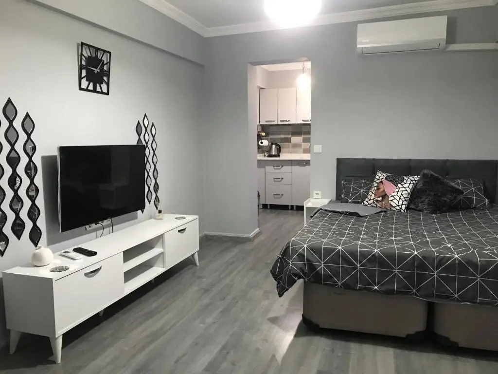 Lovely studio in excellent central location 1 min walk to beach with air/con