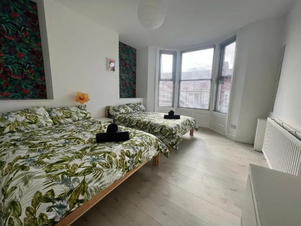 Tropical Apartment, 10 min from Blackpool tower, outside space, sleeps 12