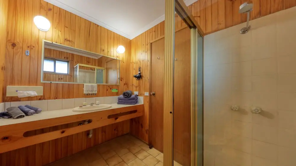 Country Roads Motor Inn