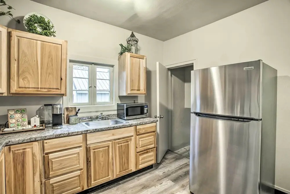 High-end & Homey Family Abode: Walk Downtown!