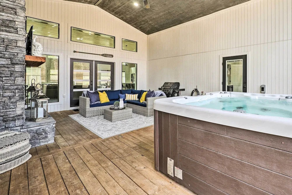 Broken Bow Cabin: Luxe Outdoor Area & Hot Tub