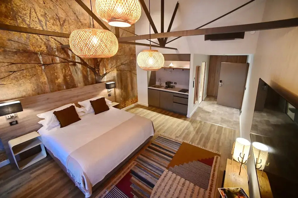 Walnut Bistro & Suites