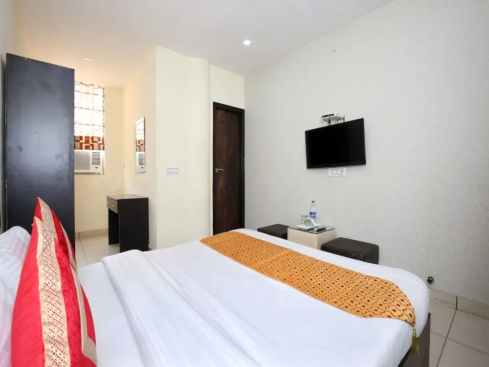 OYO 9323 Hotel Sidana Solitaires