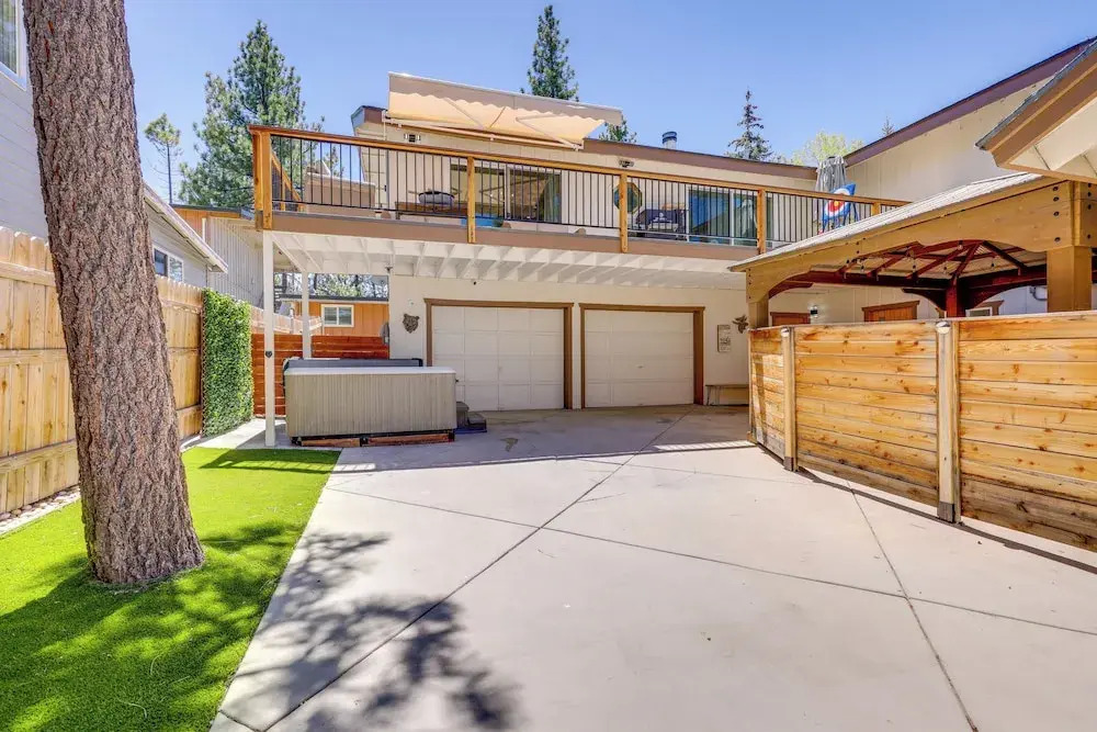Walk to The Village Shops/Eats: Big Bear Lake Home