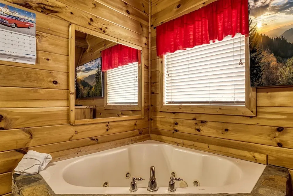 ERN854 - Wagon Wheel Lodge - Great Location! Close To All The Action! cabin