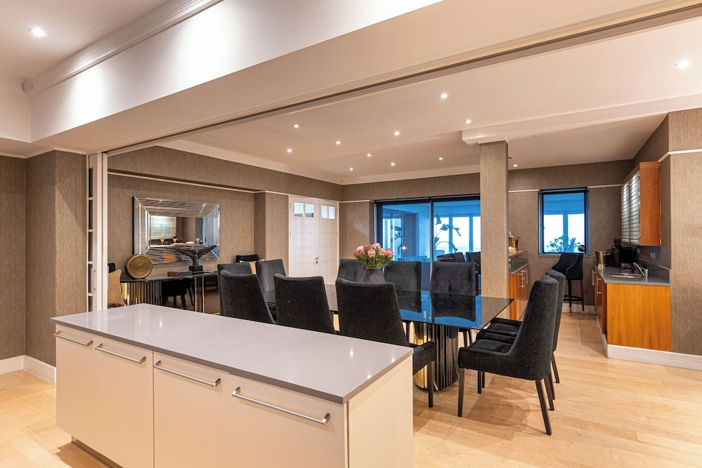 Clifton YOLO Spaces - Clifton White House Villa