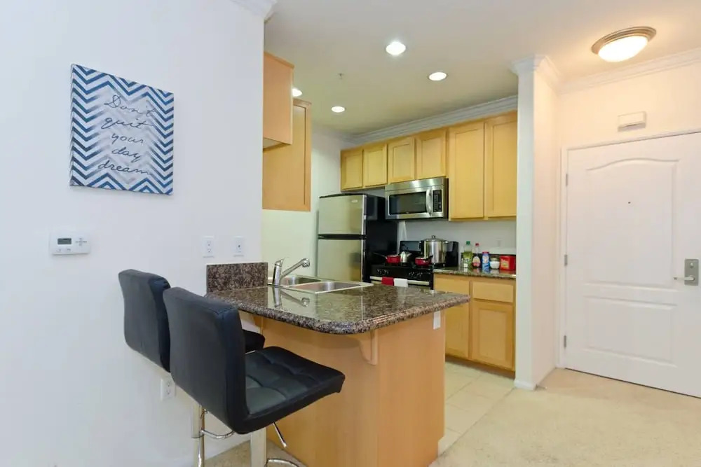 Top Downtown Location, Fast WIFI, & Free Parking! (P-1)