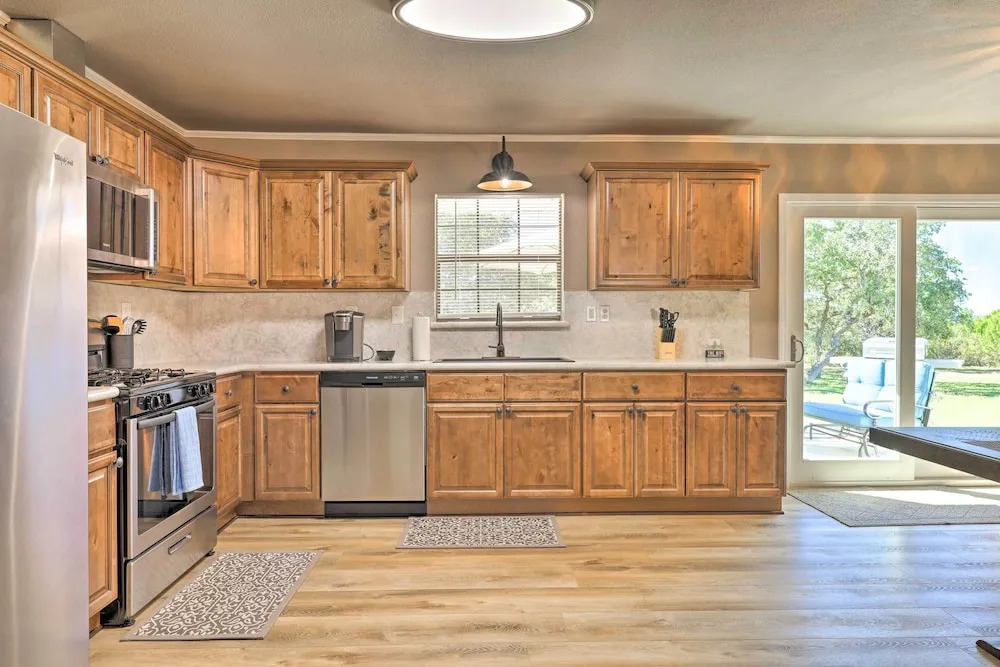 Quiet Haven w/ Hot Tub, 4 Mi to Canyon Lake!