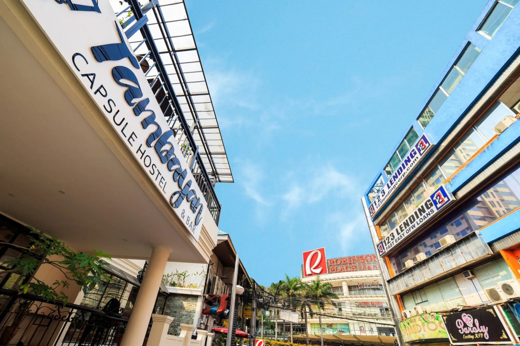 Tambayan Capsule Hostel & Bar