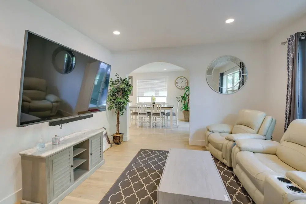 Pet-Friendly Paramount Home, 16 Mi to Los Angeles