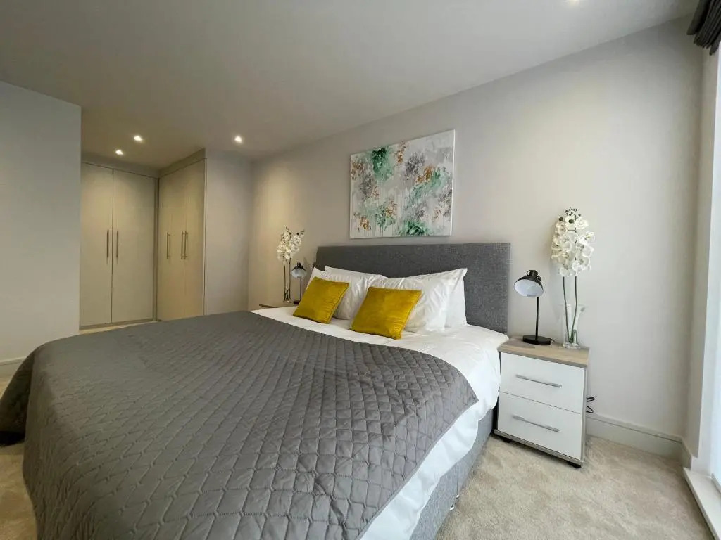 Spectacular 2 Bedroom Apartment in Great Location