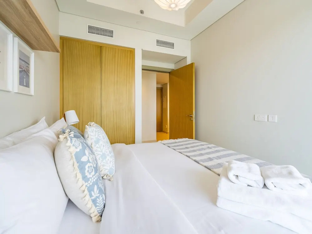 Modern and Cozy Condo With Unobstructed City Views